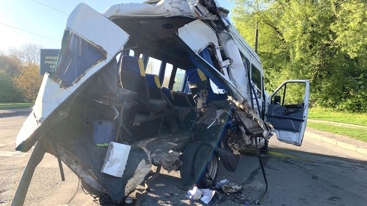 Серьёзная авария с маршруткой в Ровно: четверо пострадавших в больнице