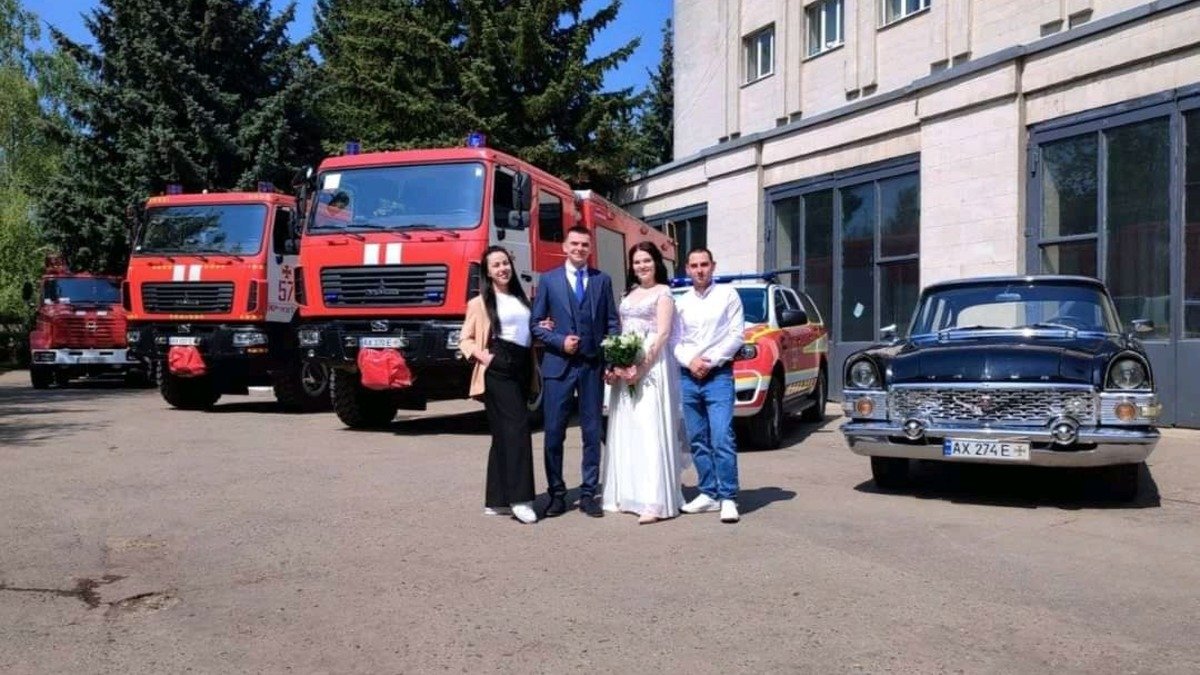 В Харьковской пожарной части сыграли свадьбу