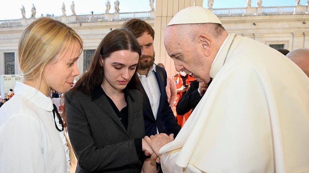 Папа Римский встретился с женами бойцов полка «Азов», которые мужественно защищают Мариуполь