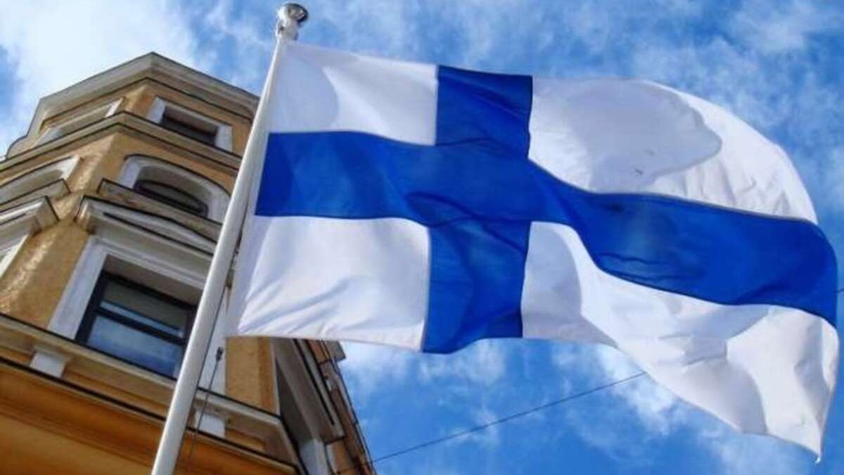 У Фінляндії на кордоні з рф щодня включатимуть гімн України