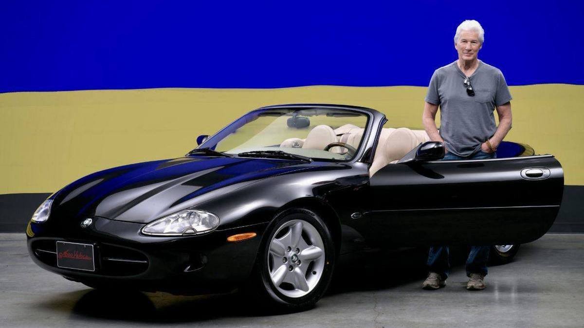 Актёр Ричард Гир выставил на аукцион свой кабриолет, чтобы помочь украинцам
