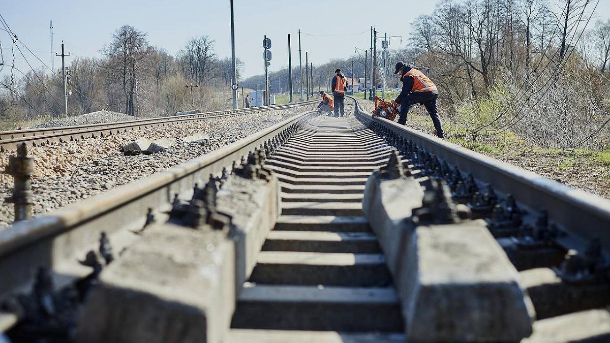 Співробітник «Укрзалізниці» допомагав окупантам відновити залізничне сполучення з рф: йому повідомили про підозру в держзраді