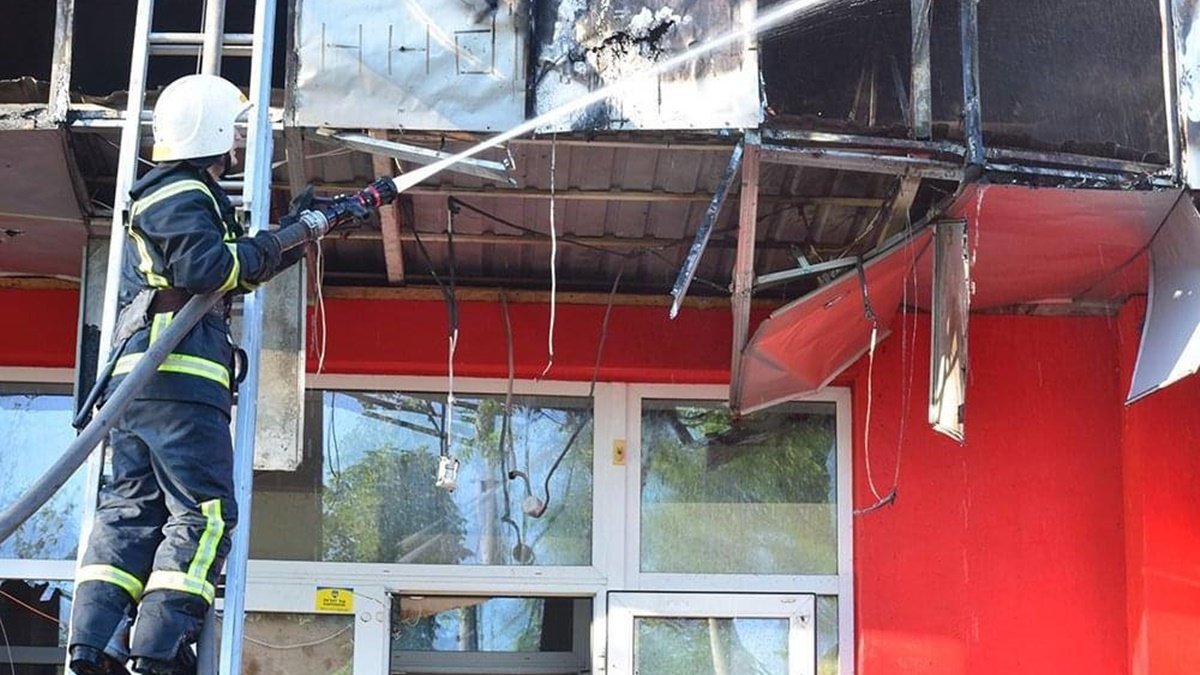 Армія Росії обстріляла Миколаїв: загорівся меблевий магазин, пошкоджено будинки
