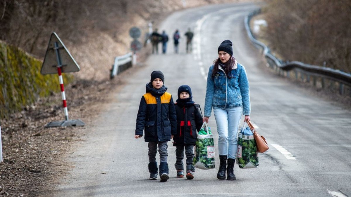До чого призведе масовий виїзд жінок із дітьми з України та як нам вирішувати демографічну проблему після перемоги
