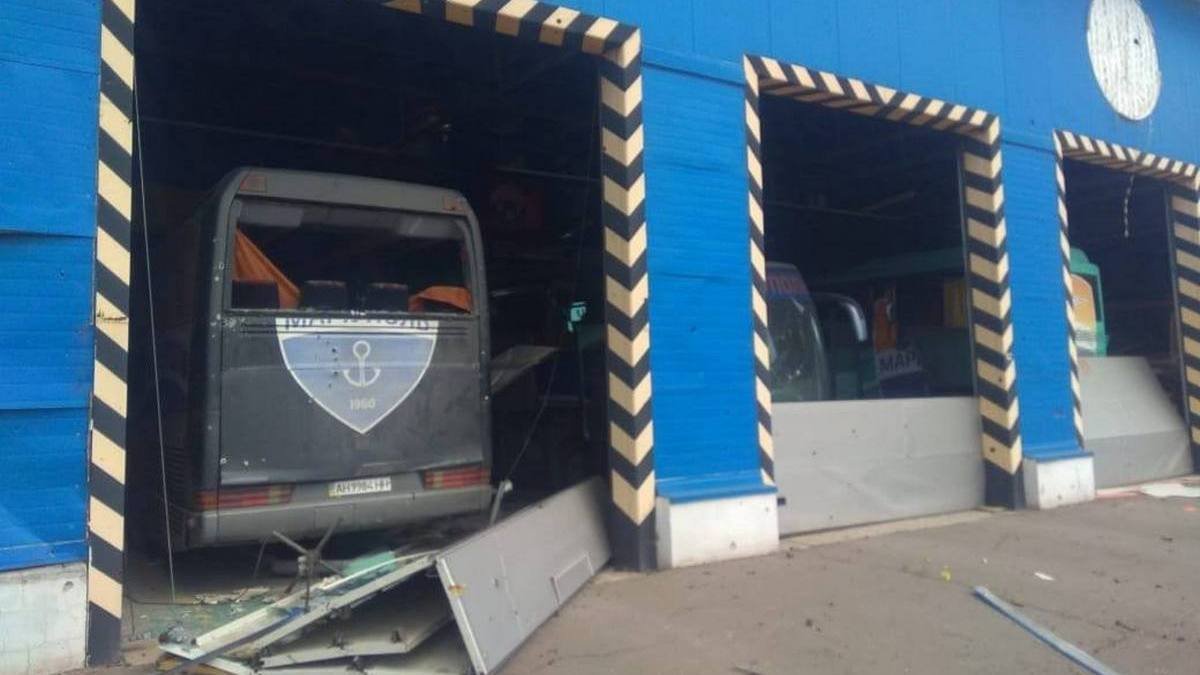 Окупанти можуть використати автобуси футбольного клубу "Маріуполь" для пропаганди