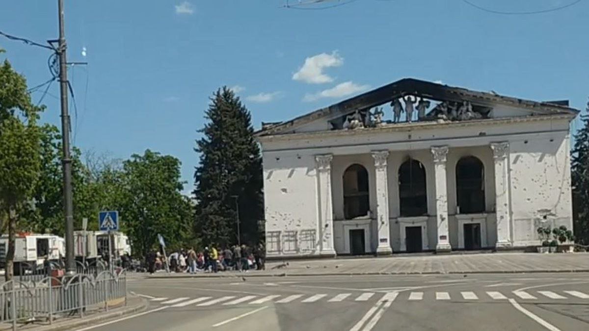 В Мариуполе рашисты устроили экскурсию в уничтоженном Драмтеатре