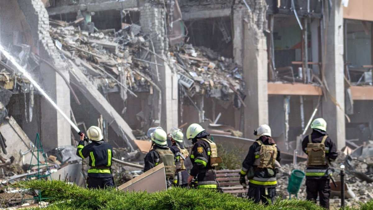 У Харкові з-під 98 завалів рятувальники дістали 150 тіл загиблих