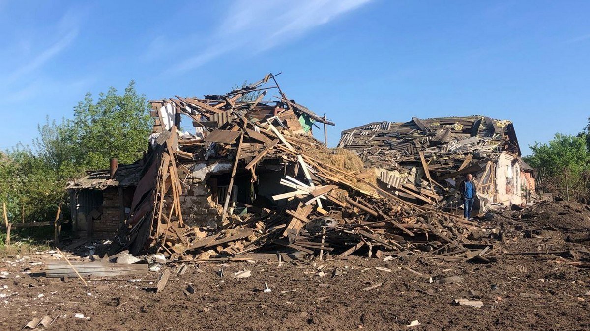 Війська рф випустили дві ракети по Сумській області: зруйновано 11 будинків та підприємство