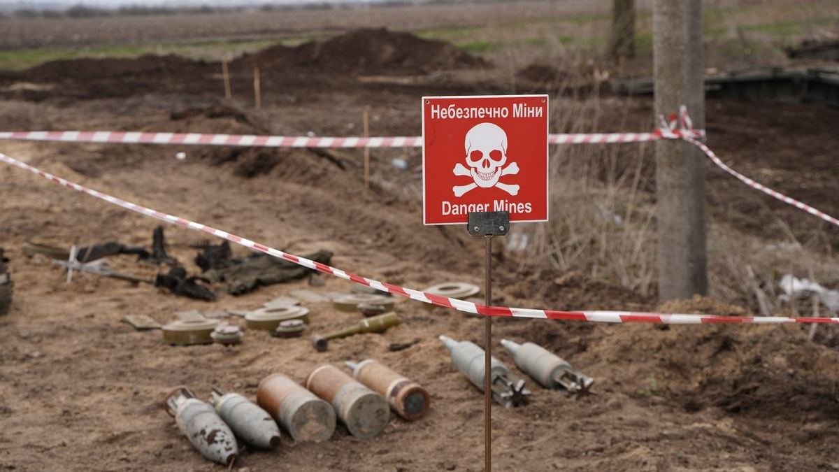 На Київщині досі небезпечні тисячі квадратних кілометрів: міни можуть бути в полях та будинках