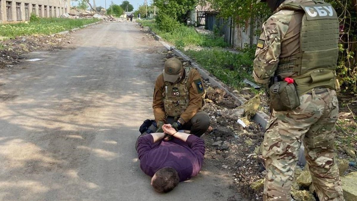 Працював на окупантів: у Бахмуті чоловік ставив мітки про місця дислокації українських військових