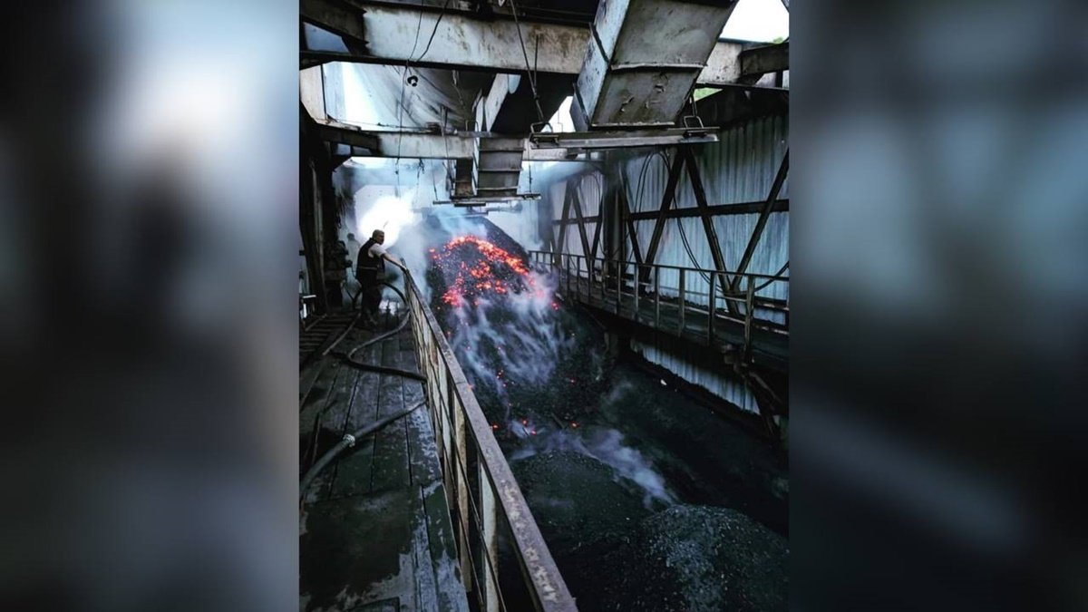 В Лисичанске загорелся уголь на шахте: для ликвидации пожара понадобилось 8 тонн воды