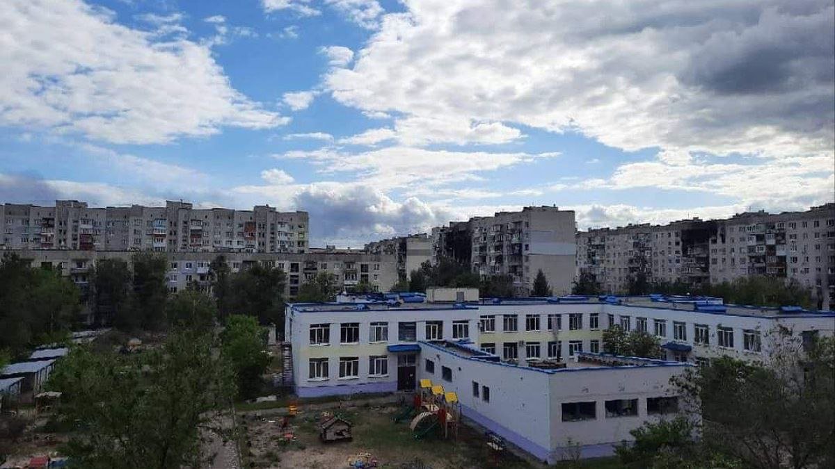 Оккупанты обстреляли школы и завод «Азот» в Северодонецке — погибли 6 человек, ещё 8 ранены