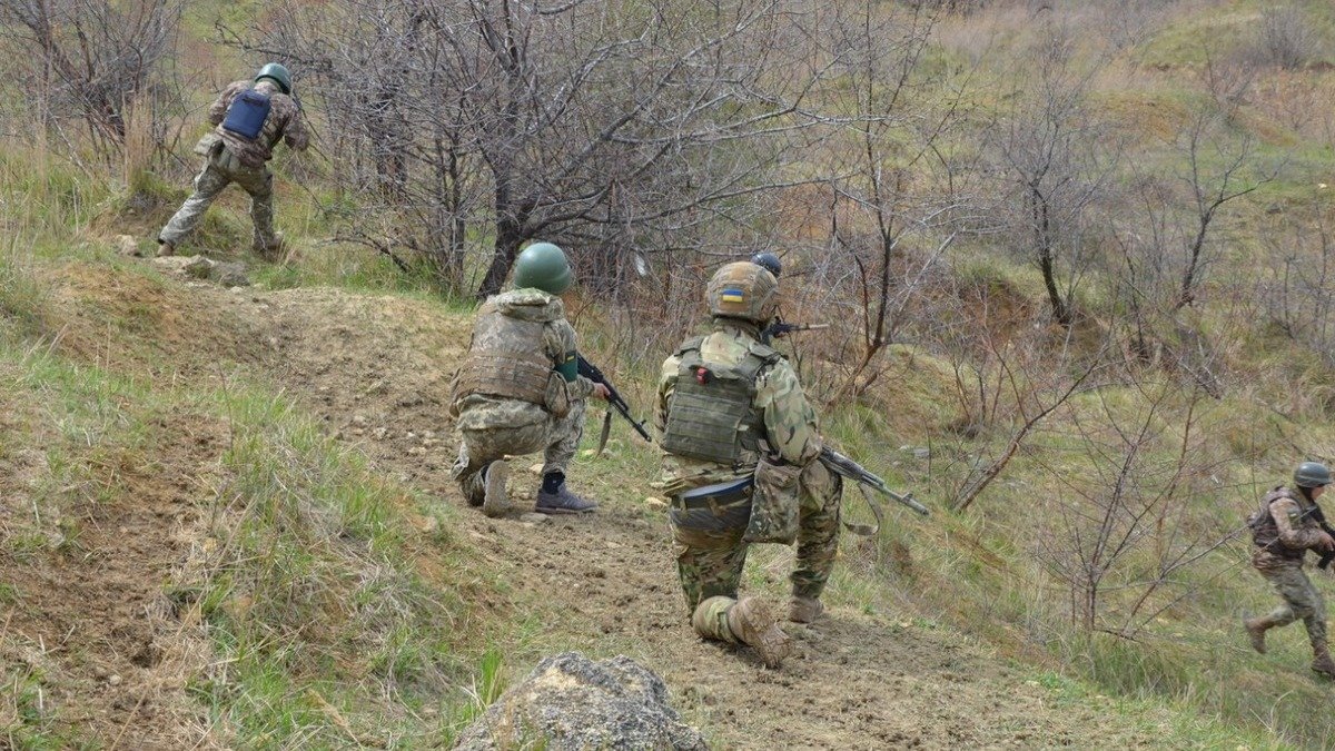 Окупанти штурмують позиції ЗСУ одразу на кількох напрямках — Міноборони