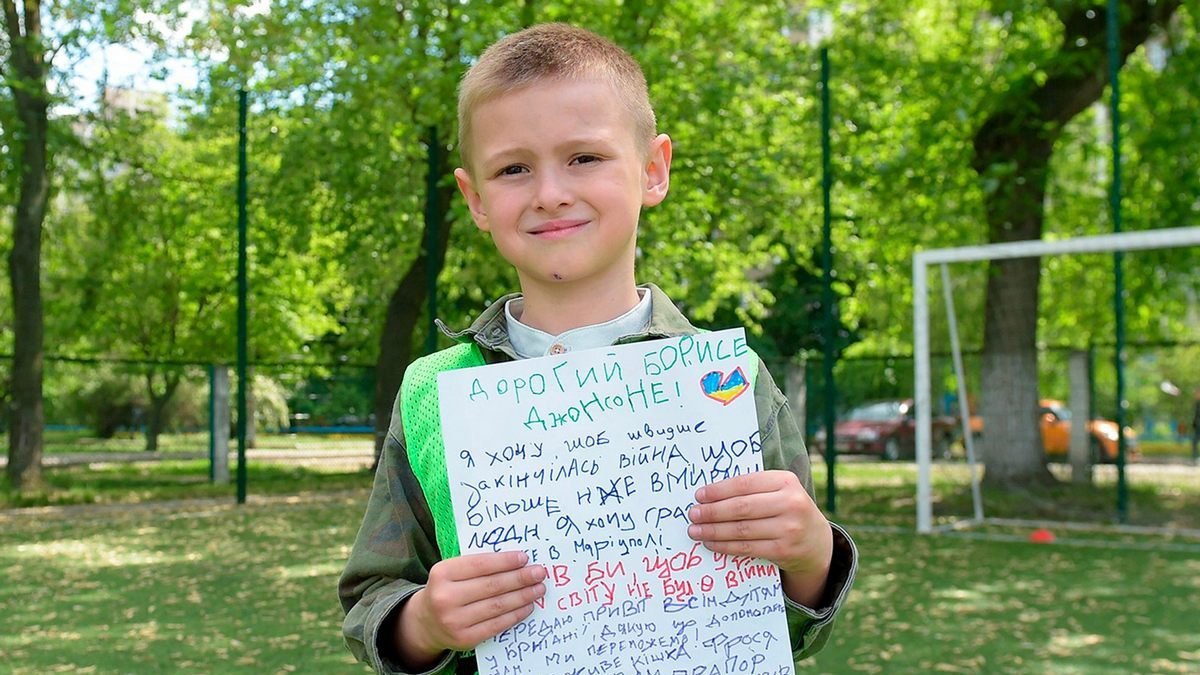 Шестилетний мальчик из Мариуполя, который потерял родителей, написал письмо  Джонсону