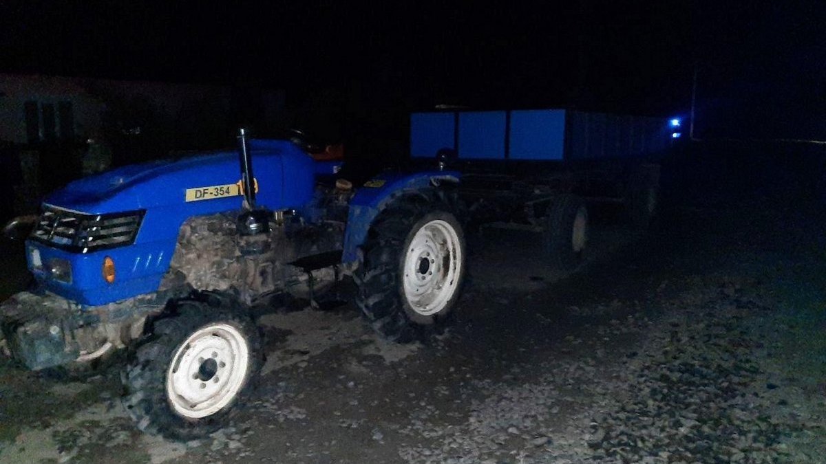 В Ровенской области 4-летний мальчик выпал из прицепа и погиб под колёсами трактора