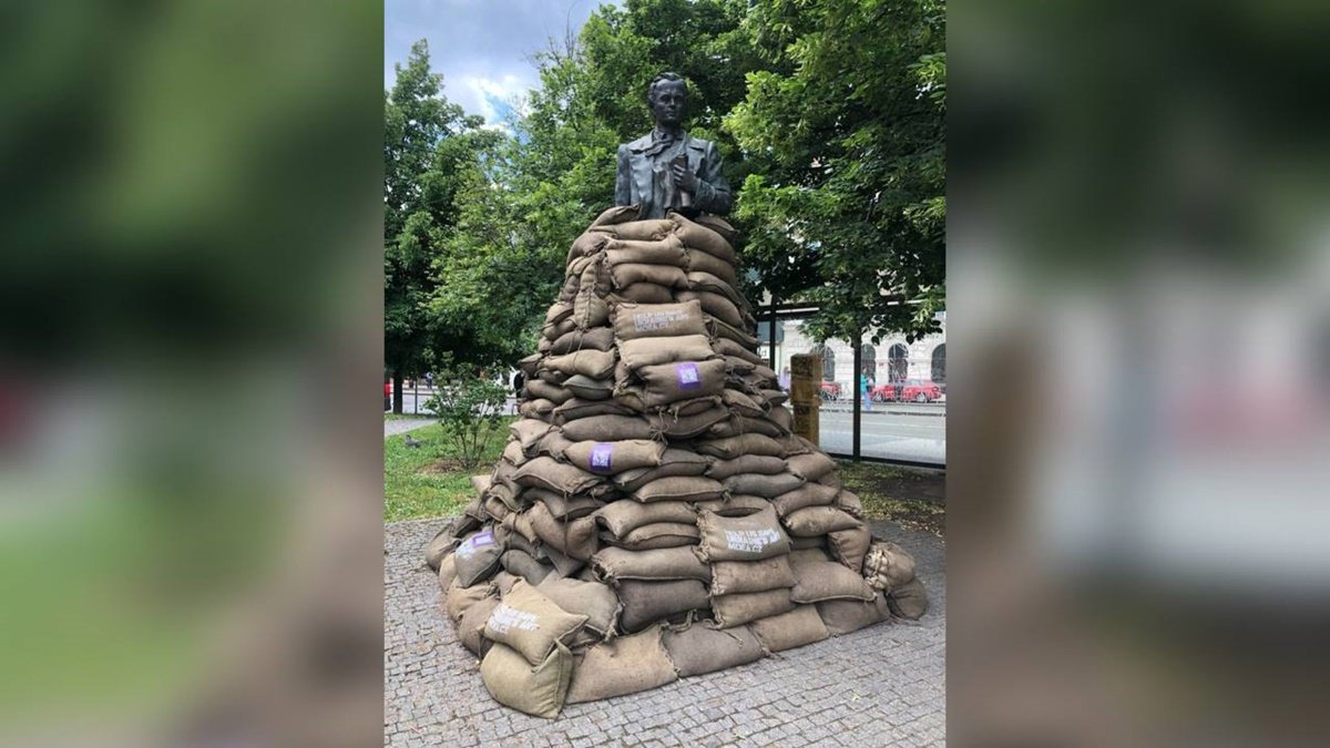 У Празі пам'ятник Шевченку "захистили" мішками, щоб нагадати перехожим про війну рф проти України