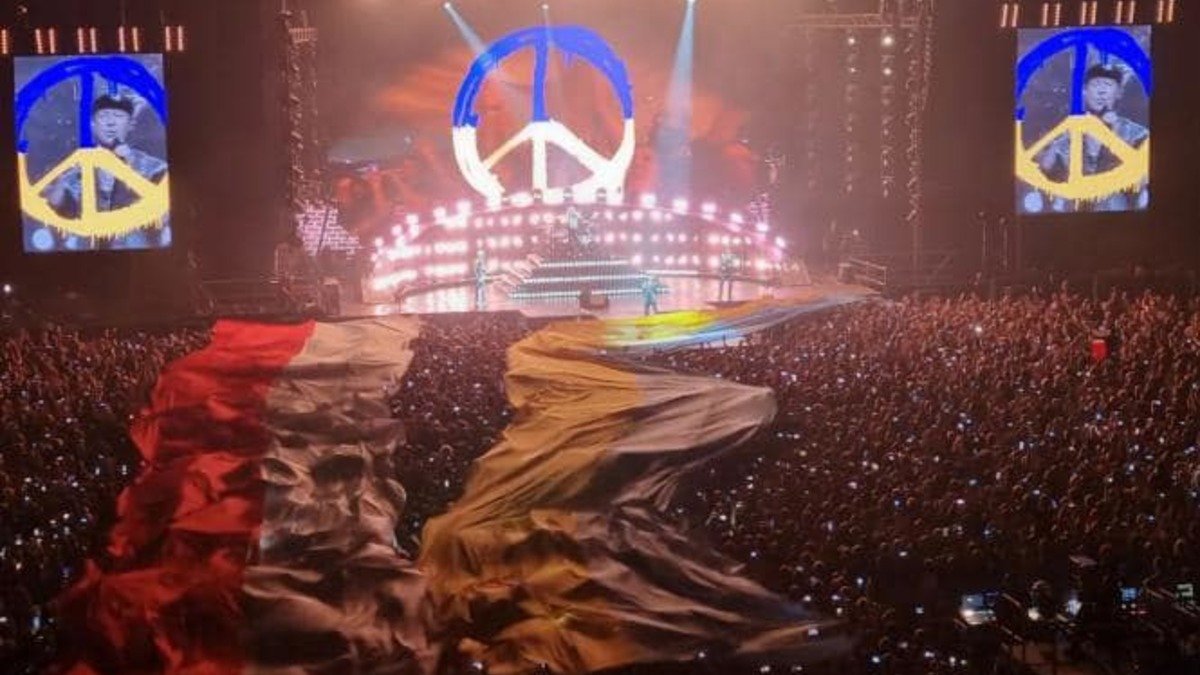 На концерте The Scorpions в Кракове развернули 50-метровый флаг Украины