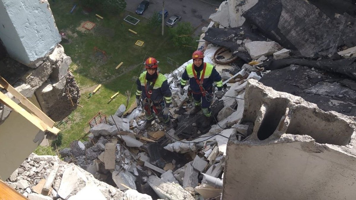 В Харькове из-под завалов многоэтажки достали тела четырёх погибших