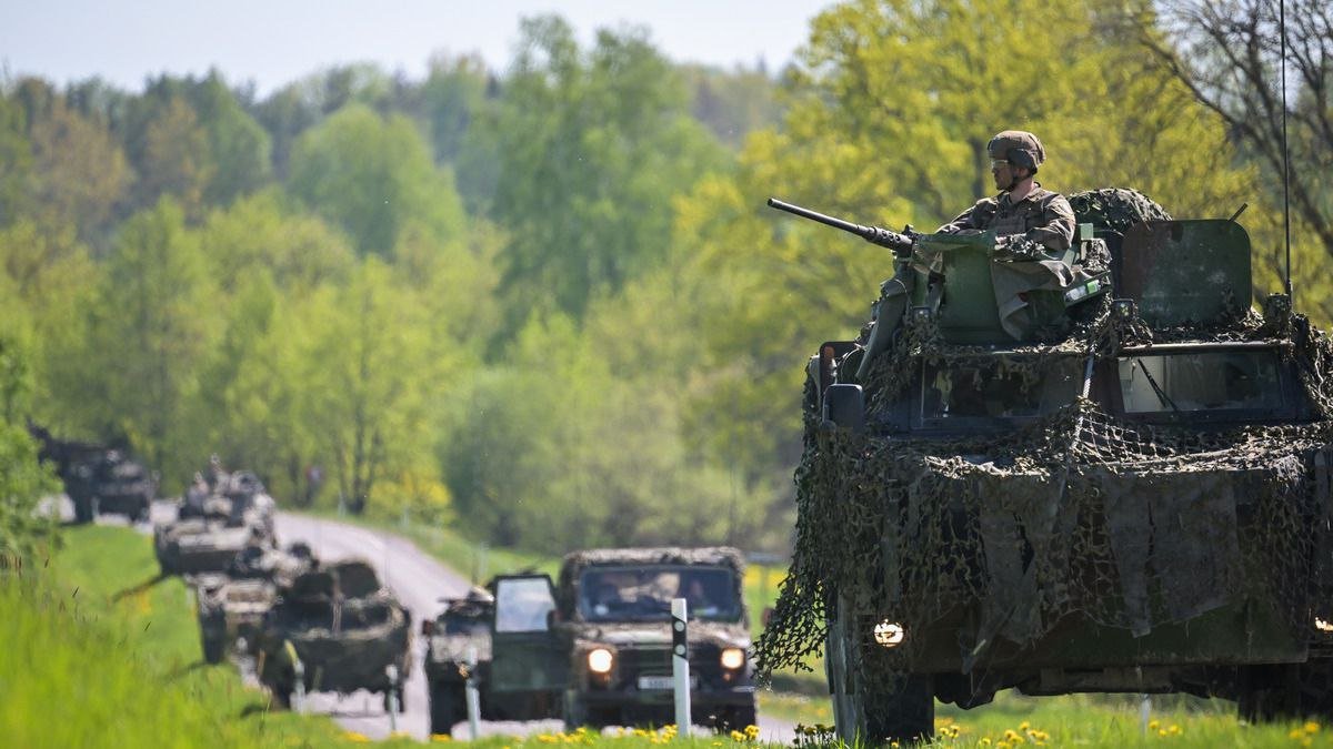 Росіяни масово перекидають військову техніку та солдатів на Південь України через окупований Крим