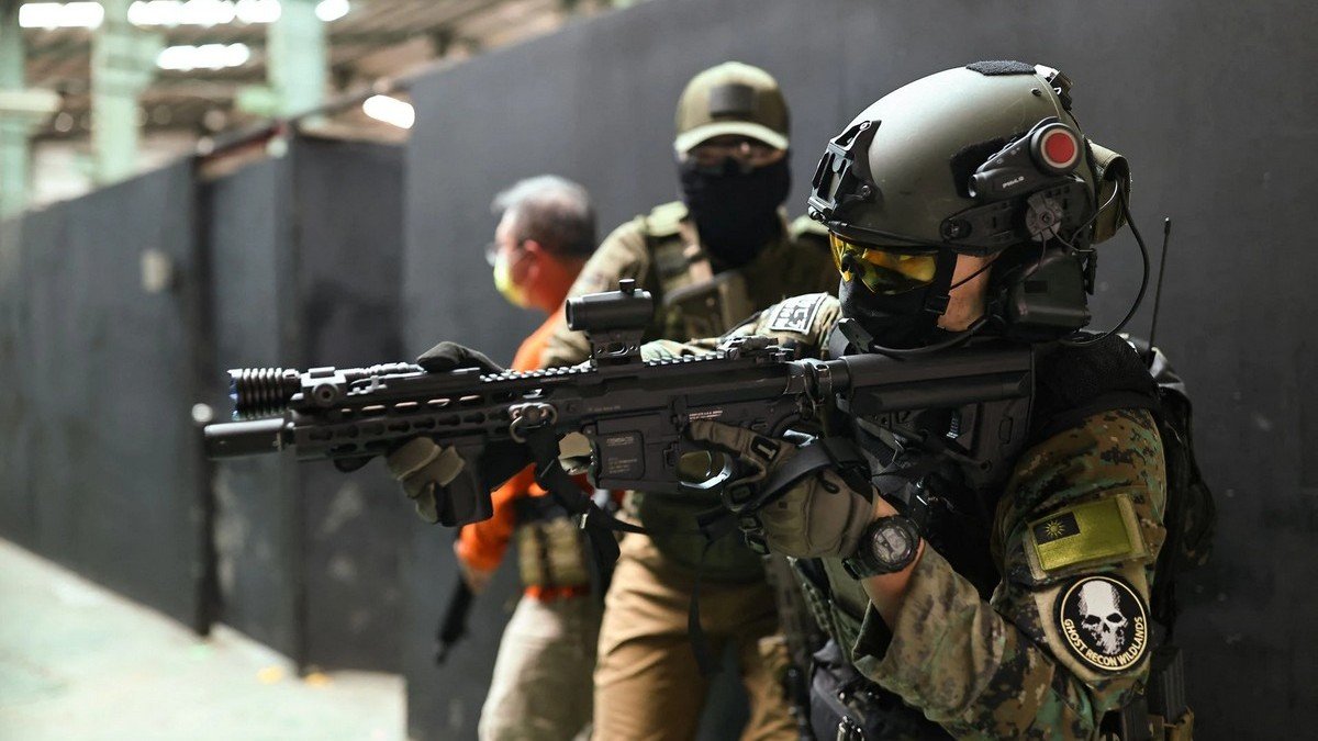 Война в Украине заставила жителей Тайваня массово учиться стрелять. Там опасаются нападения Китая