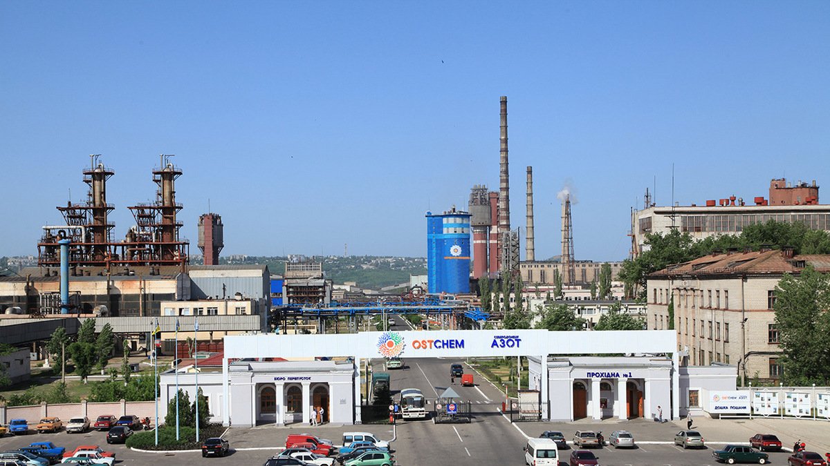 В бомбоубежищах завода «Азот» в Северодонецке прячутся около 800 человек