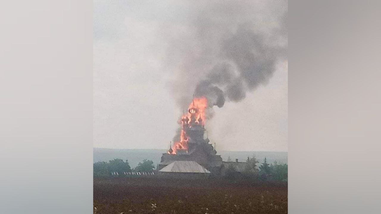 В Донецкой области из-за обстрелов рашистов загорелся деревянный Всехсвятский скит Святогорской лавры