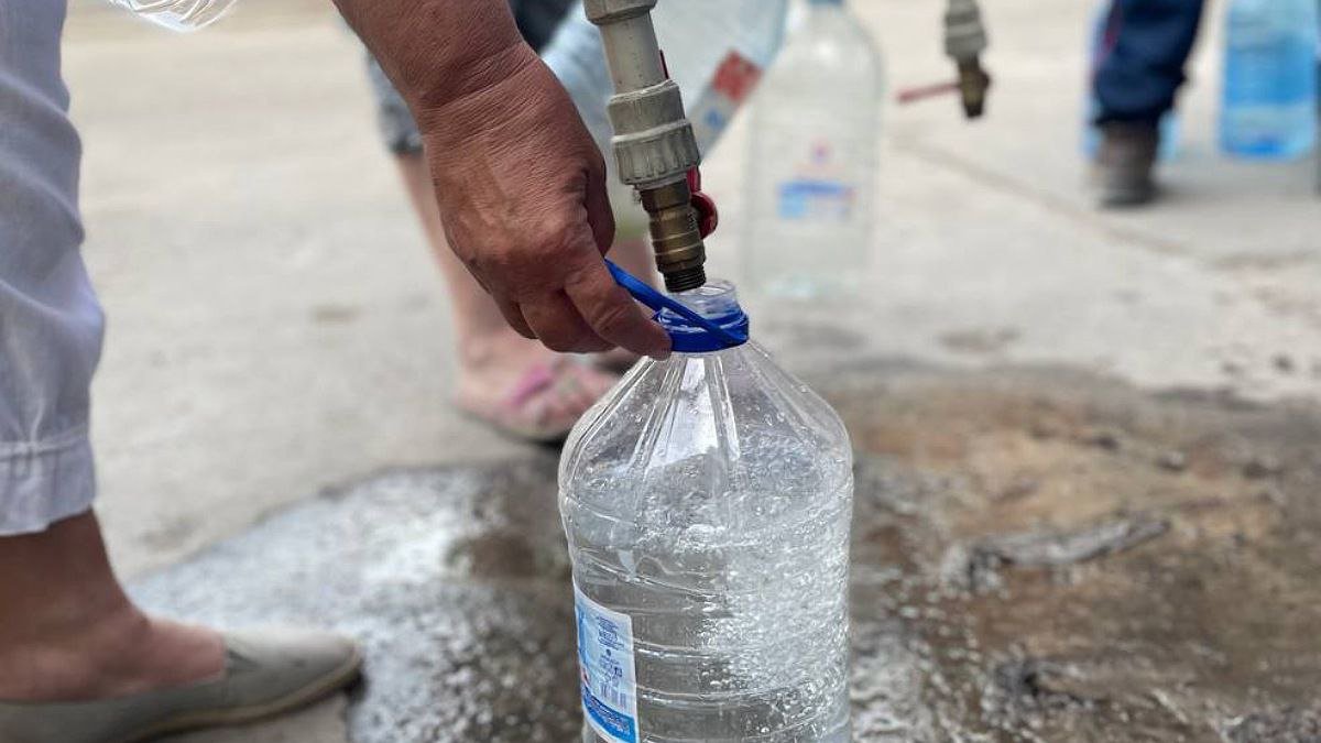 В Мариуполе жители записываются в очередь, чтобы получить питьевую воду