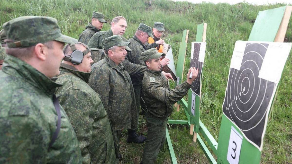 Войска на границе и народное ополчение: Беларусь планирует нападать на Украину или защищаться от путина?