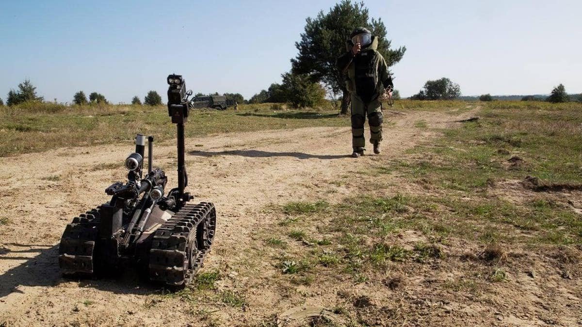 Британская компания передаст Украине 10 сапёрных роботов TALON для разминирования территорий