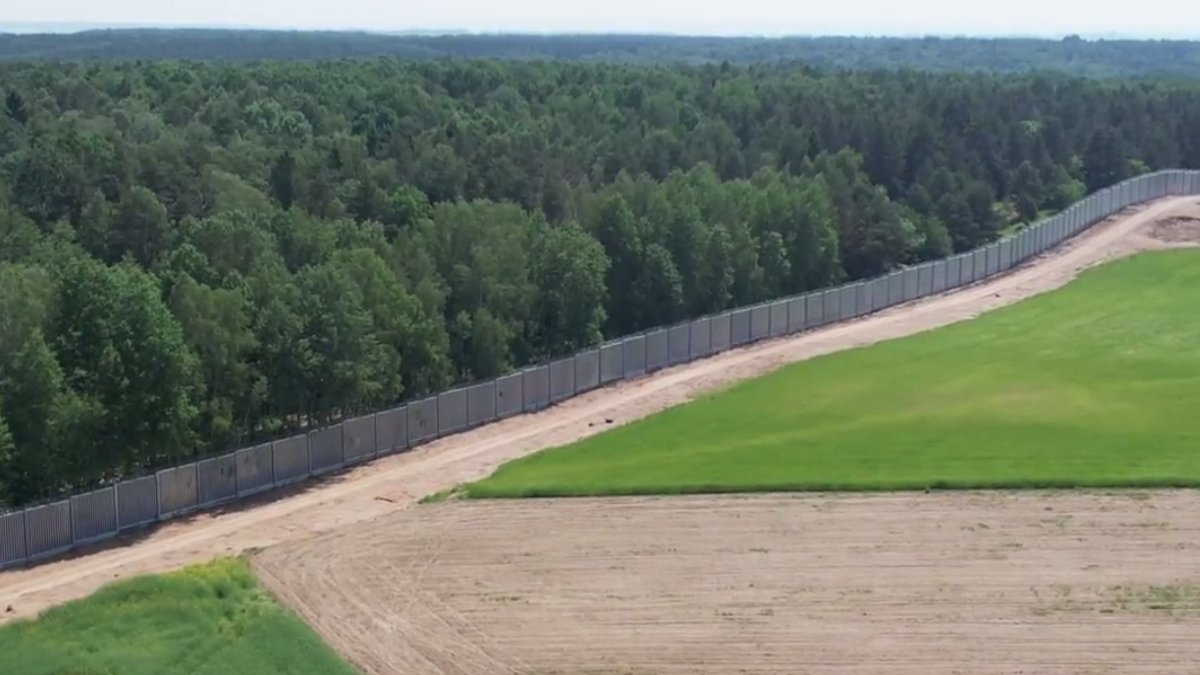 Польша отгородилась от Беларуси 140-километровой стеной