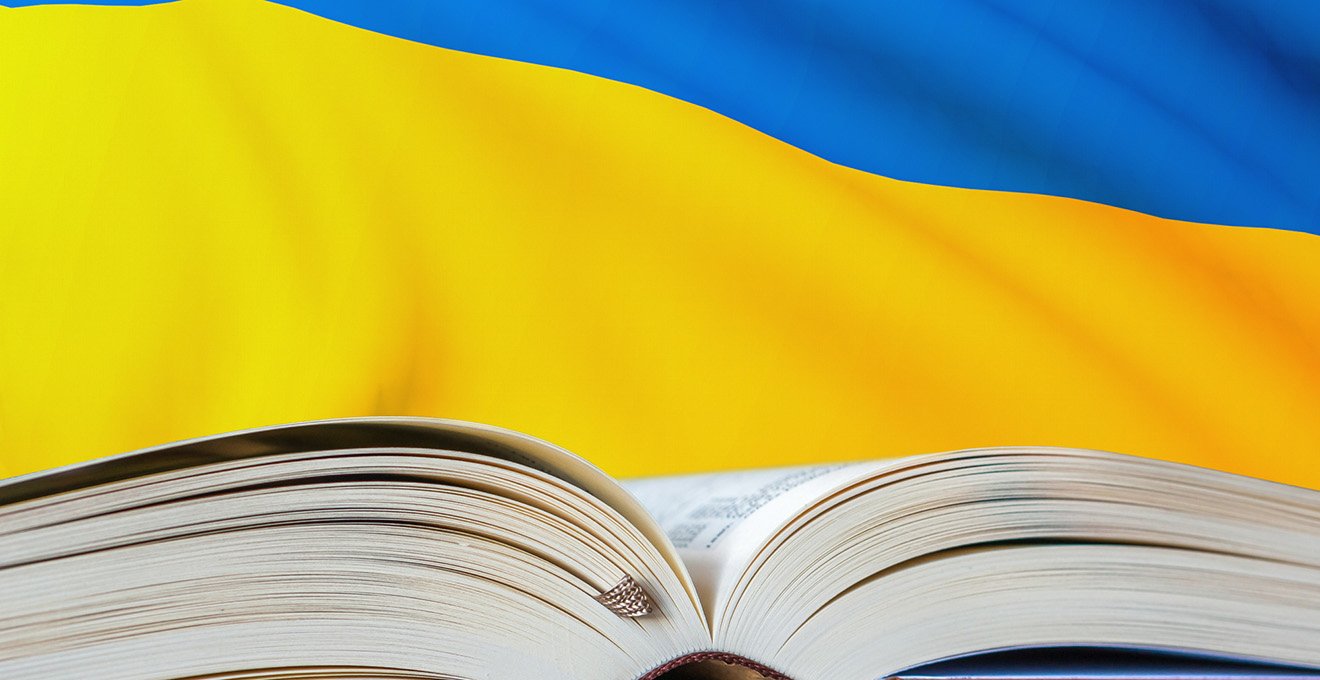 Уничтожают исторические книги и окрашивают муралы. Оккупанты массово уничтожают украинскую культуру на оккупированных территориях Луганской области