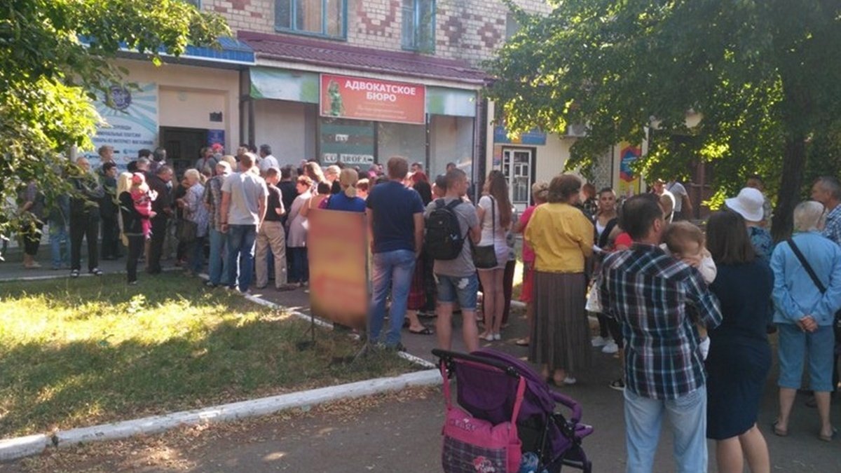 В Бердянске оккупанты создают искусственные очереди за российскими паспортами