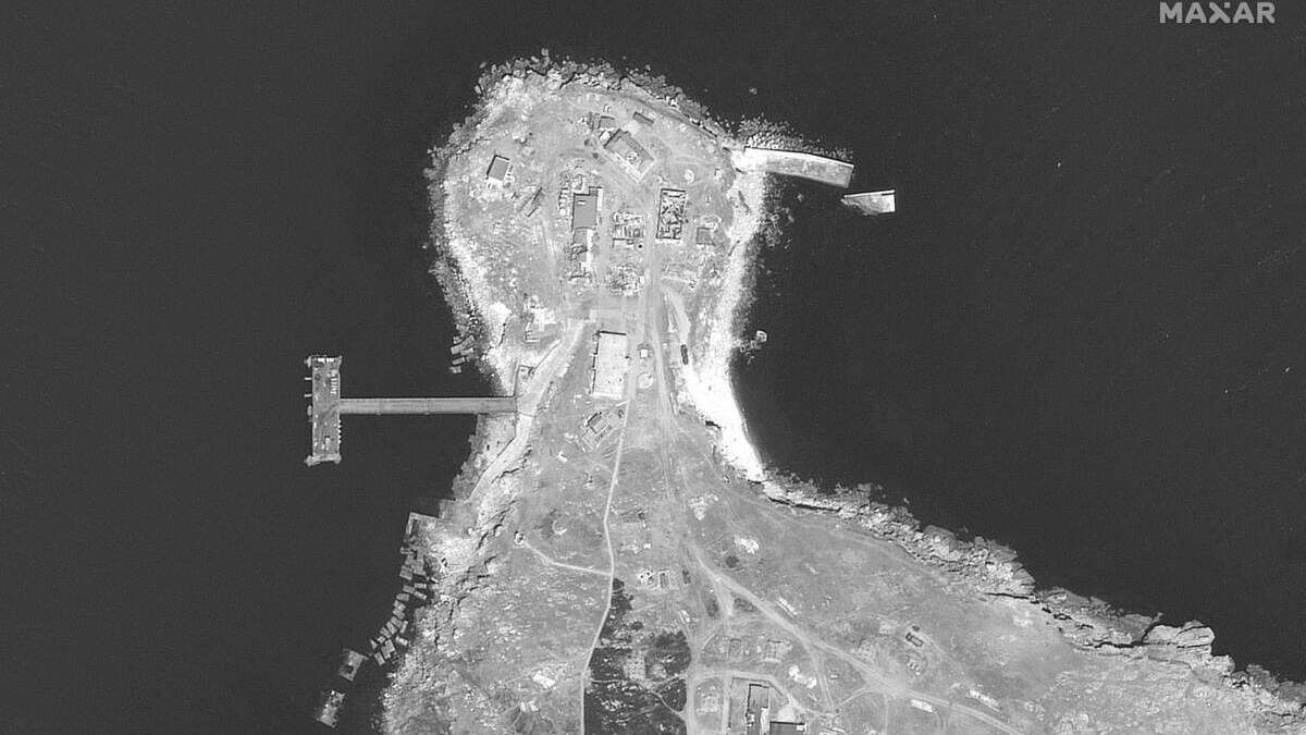 ВСУ уничтожают врага на временно оккупированном острове Змеиный: спутниковые снимки