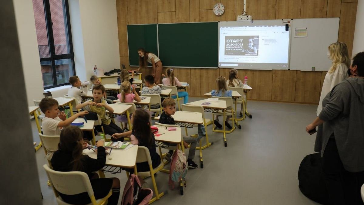 В Украине учеников и педагогов, учебные заведения которых разрушены из-за войны, переведут в ближайшие школы