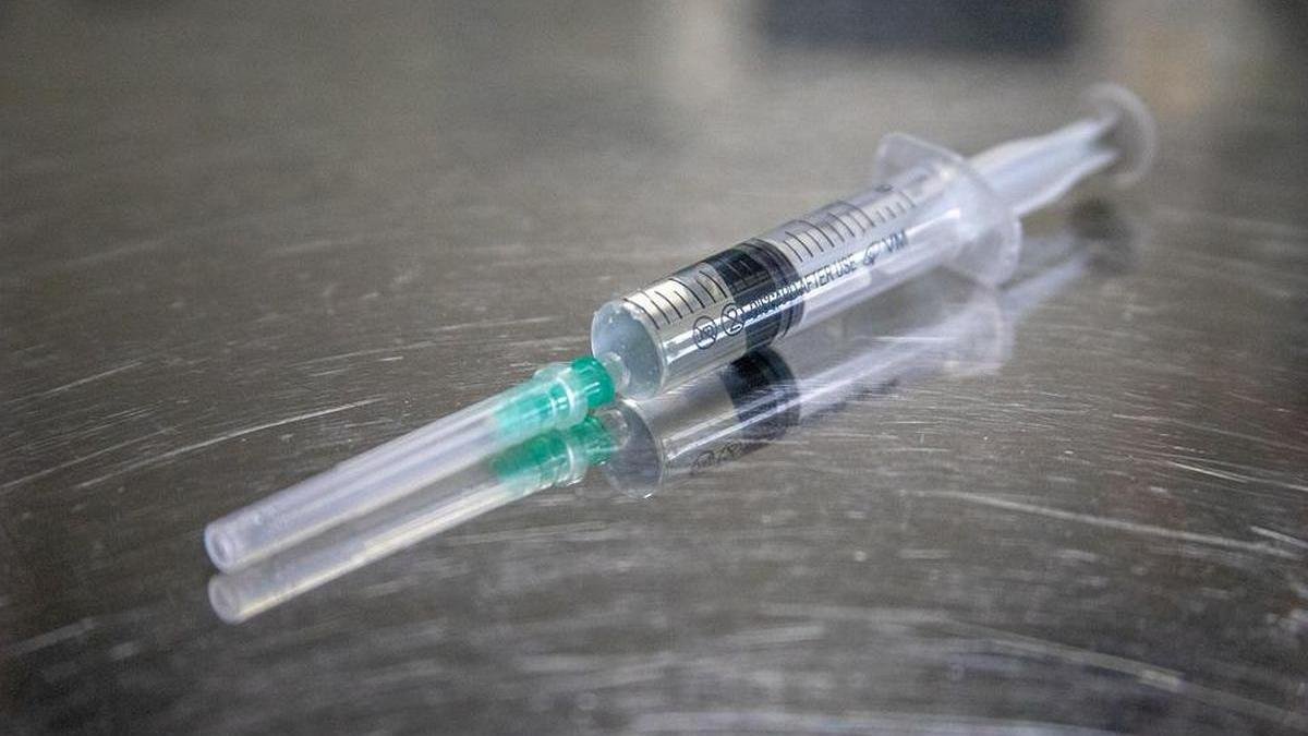 В Україні дозволили одночасно вводити вакцини від COVID-19 та інших інфекційних захворювань