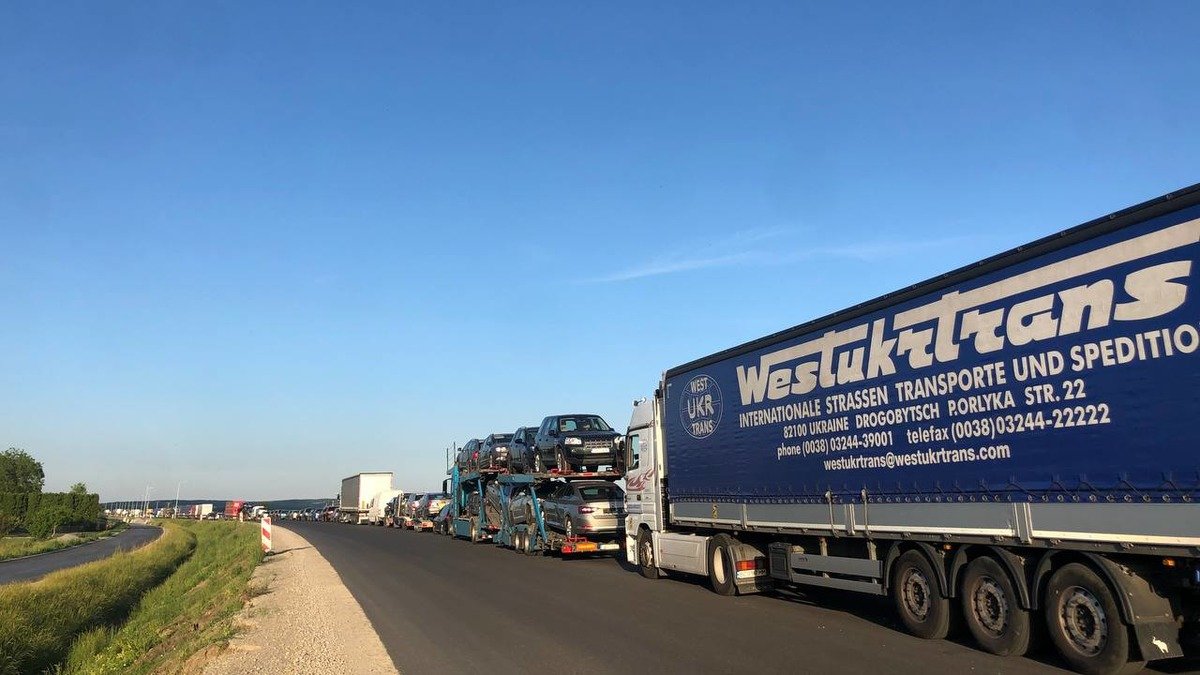 Майже тиждень очікування та кілометри у чергах. Як українці переганяють авто з ЄС під час війни