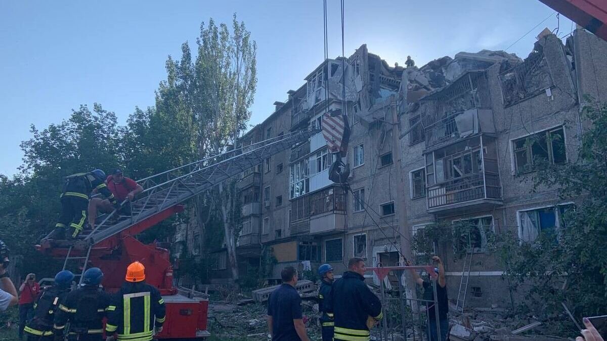 Ракетний удар по Миколаєву: росіяни влучили в багатоповерхівку. Без жертв не обійшлося