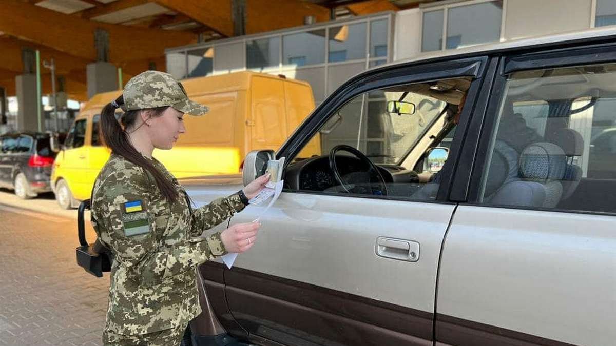 Украинцам разрешили ввоз авто на всех пунктах пропуска Львовской области