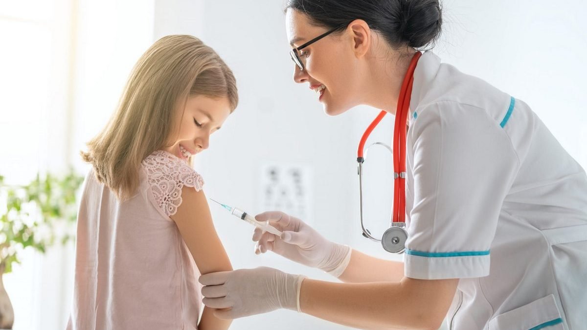 Можно ли вакцинировать ребёнка раньше, чем указано в календаре обязательных прививок