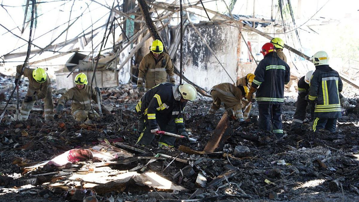 В Кременчуге завершили разбирать завалы торгового центра «Амстор»: спасатели обнаружили 29 фрагментов тел