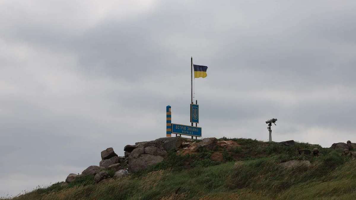 На Зміїному встановили державний прапор: острів повернули під контроль України