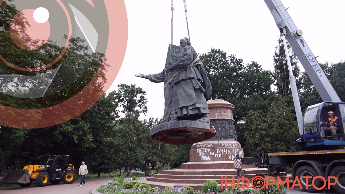 Никаких «братских» народов: в Переяславе снесли монумент «300-летию воссоединения Украины и россии»