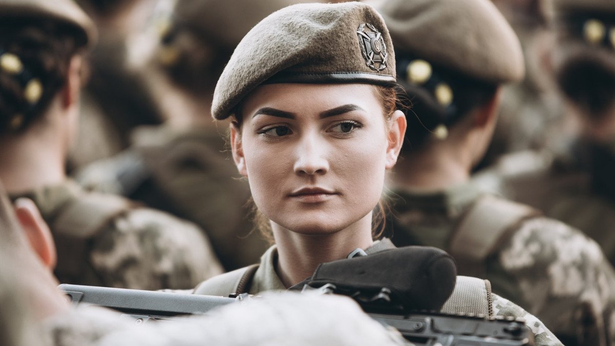 Что нужно знать о военном учёте женщин в Украине и правилах их выезда за границу