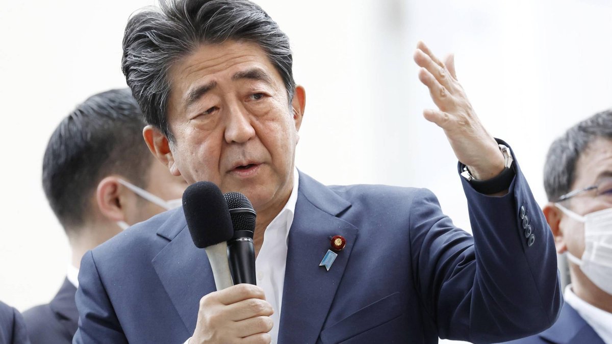 Бывший премьер-министр Японии умер после того, как на него совершили покушение