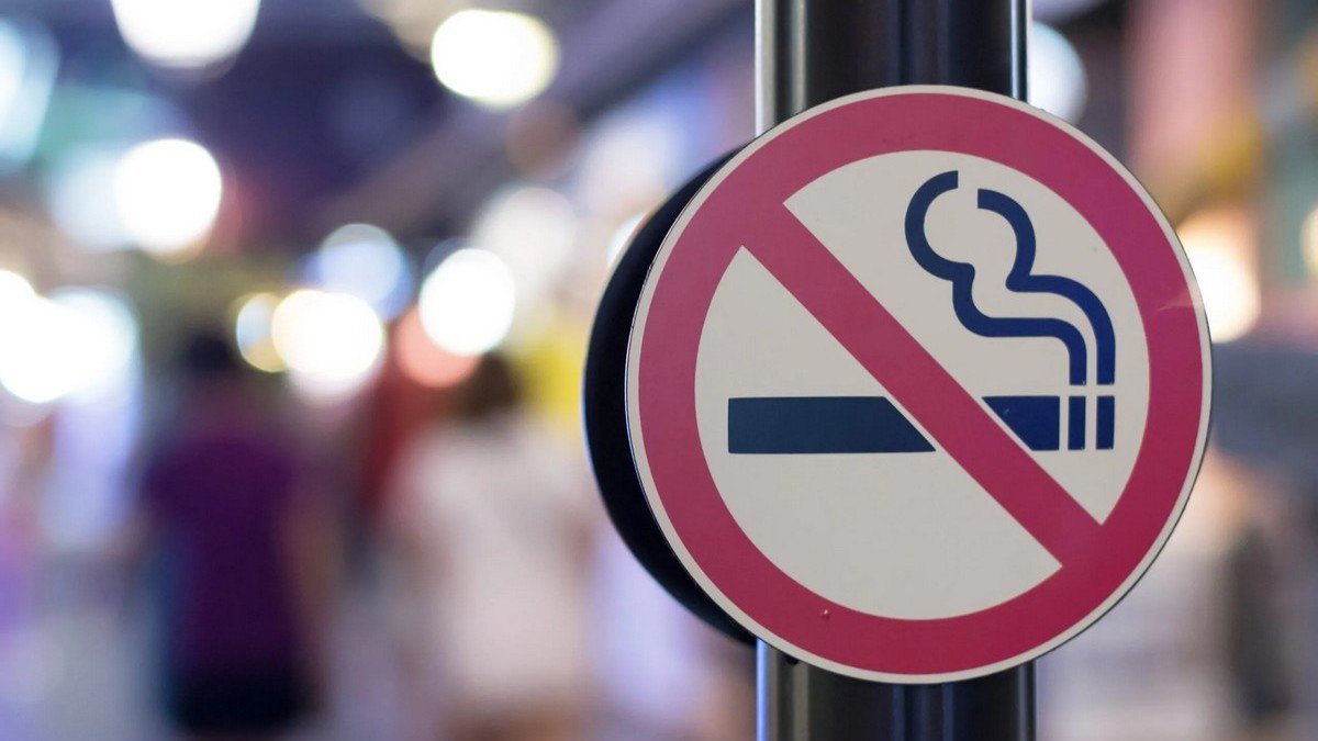 В Україні з сьогоднішнього дня заборонено курити у громадських місцях