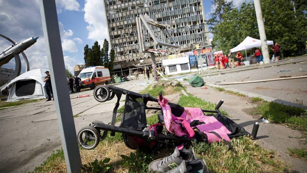 Понад 90 постраждалих і 20 загиблих. Всі подробиці ракетної атаки по Вінниці, фото та відео з місця подій