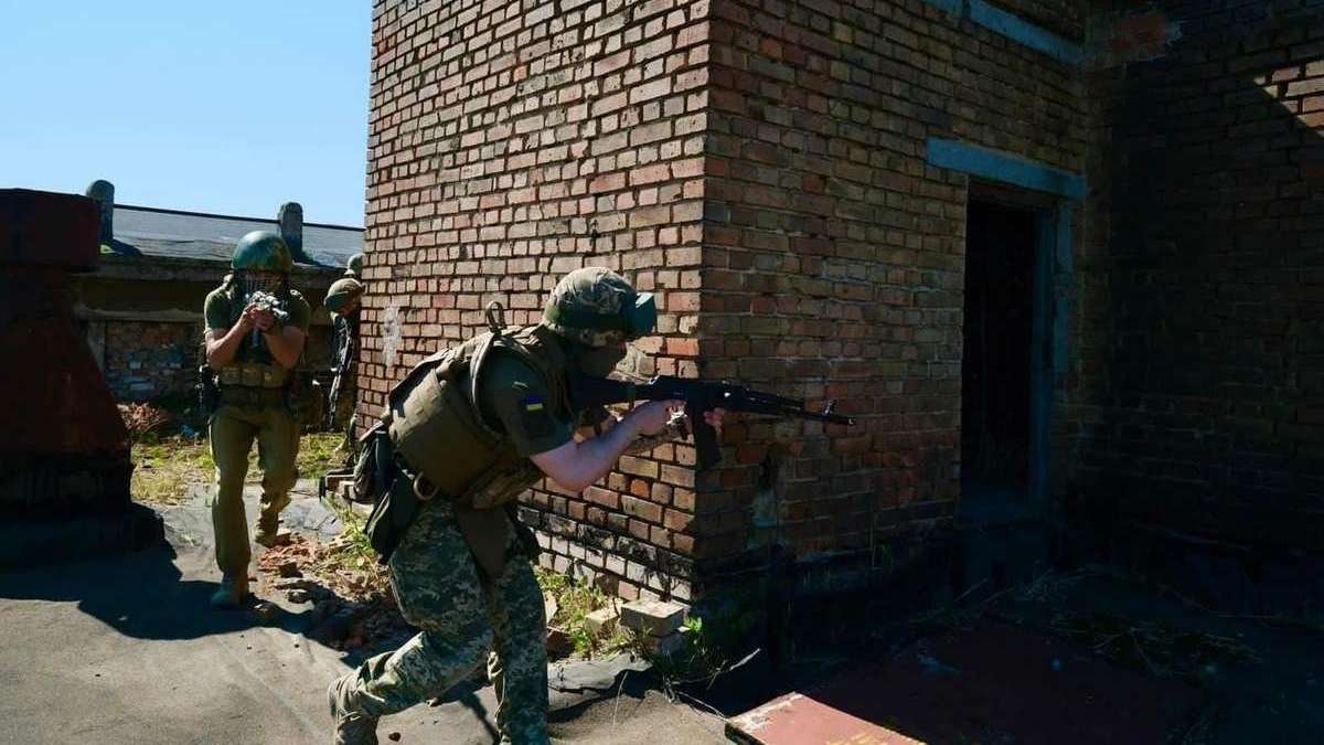 Под круглосуточным огнём: военный, с побратимами защищавший Новомихайловку, рассказал о боях
