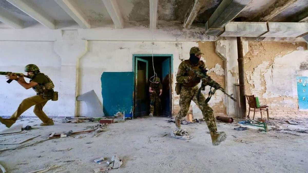«Дом горит, а ты не сдаешь позици»: военный рассказал о тяжёлых уличных боях в Северодонецке