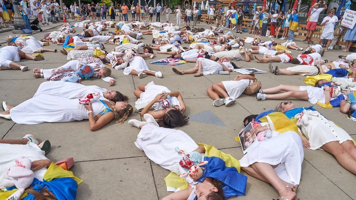 В Чикаго более 300 украинок с детьми провели акцию-перформанс
