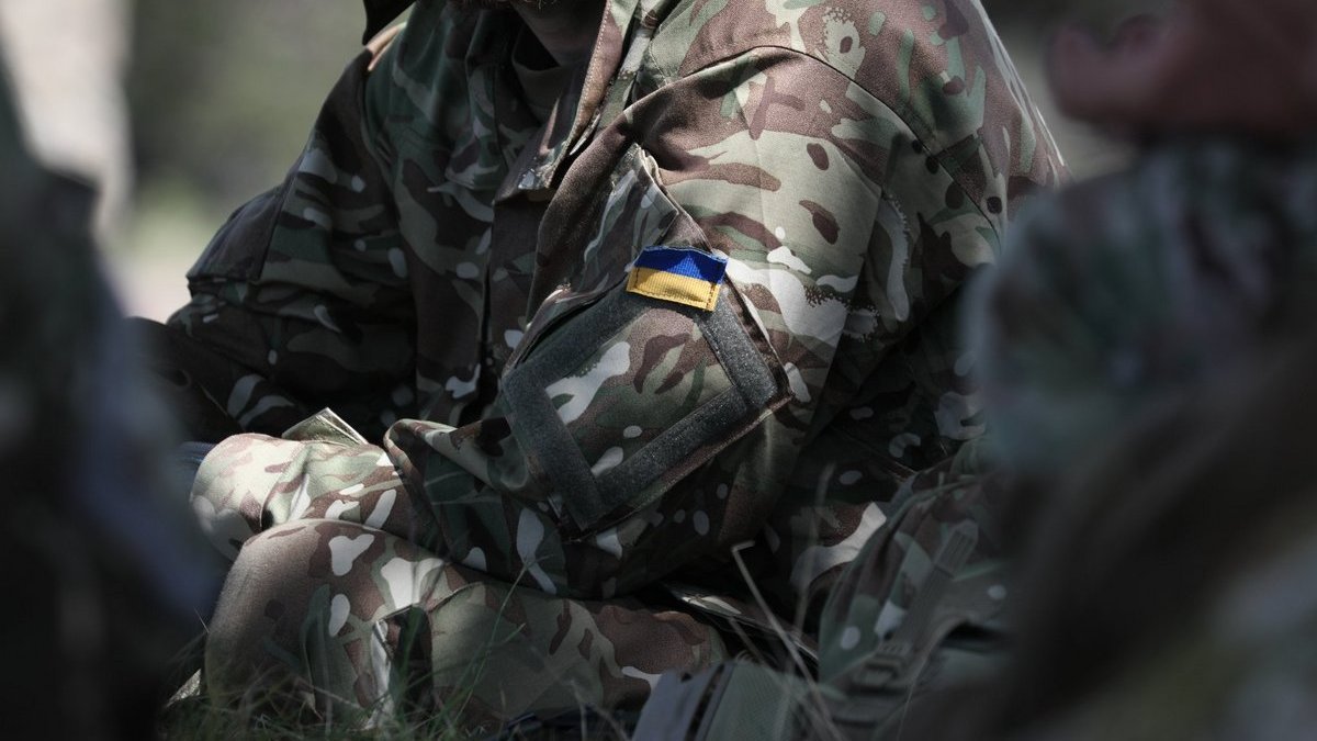 Украинский военный сдал экзамен в окопе и при обстреле спас жизнь побратима